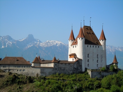 Schloss Thun mit Stockhornkette