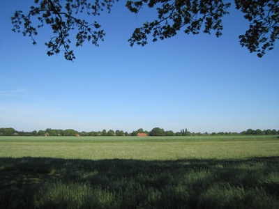 Norddeutsche Landschaft mit rotem Dach