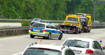 Autobahn-Unfall mit PKW und Polizei