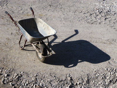 Schubkarre im Baustellengrau