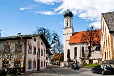 Kirche und Lüfltmalerei in Oberammergau