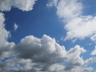 Wolken am blauen Himmel