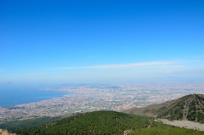 Blick vom Vesuv auf das Häusermeer von Neapel