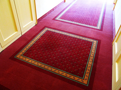 Hotelflur mit Teppichboden
