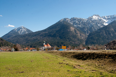 Eschenlohe mit dem Estergebirge