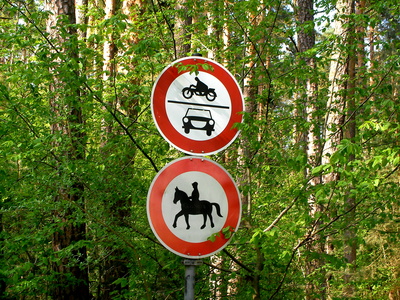 Verkehrsschild: Verbot für Reiter