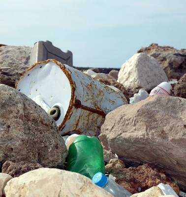 Müll am Strand von Apulien