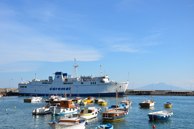 Fährschiff im Hafen von Capri