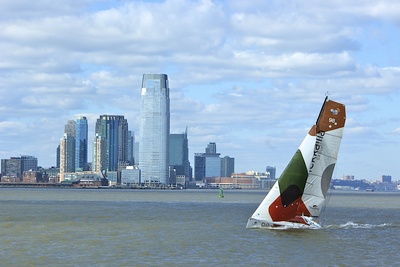 Segelboot vor Manhattan