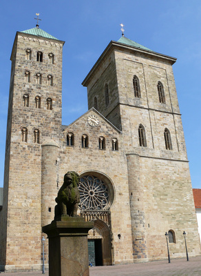 Der Osnabrücker Dom mit dem Löwenpudel