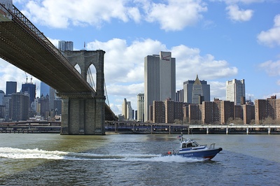 Brücke mit Polizeiboot
