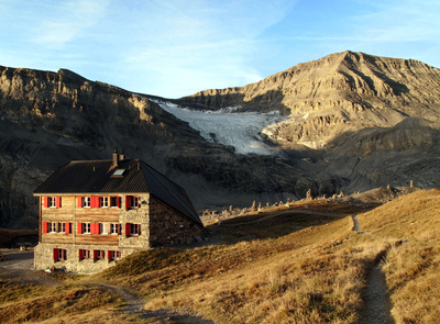 Schweizer Berghütten: Lämmerenhütte im Morgenlicht