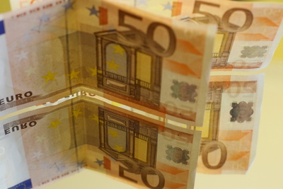 50-Euro-Scheine im Spiegel