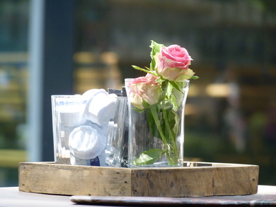 Rosen auf Café-Tisch