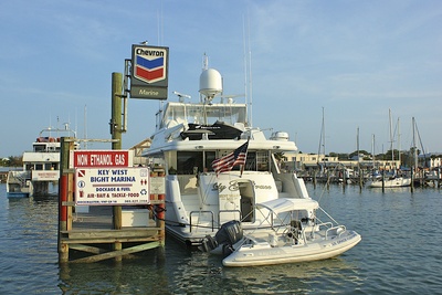 Motoryacht im Hafen