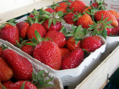 Erdbeeren am Verkaufsstand (CloseUp)