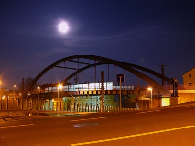 Bahnbrücke im Mondschein