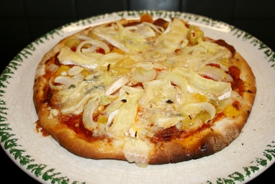 Pizza Speciale mit Gorgonzola, Camenbert und Zwiebel 1
