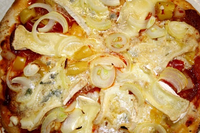 Pizza Speciale mit Gorgonzola, Camembert und Zwiebel 2