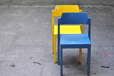 Blauer Stuhl. Gelber Stuhl