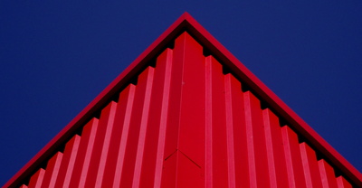 Die rote Fassadenspitze