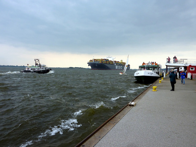 Schiffe in der Nähe von Teufelsbrück in Hamburg