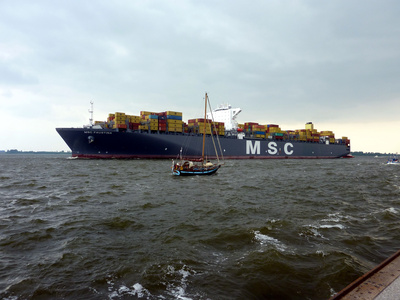 Ein Containerschiff in der Nähe von Teufelsbrück in Hamburg