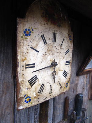 historische Schwarzwald-Uhr in Werkstatt