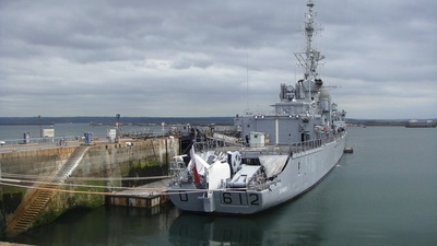 Kriegsschiff im Hafen von Brest