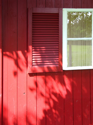 Schutzhütte in rot mit Fenster