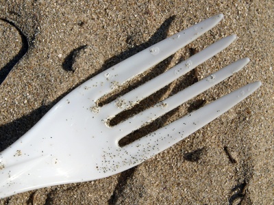 Plastikgabel im Sand