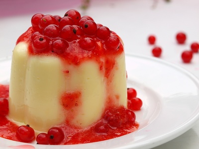 Vanillepudding mit Johannisbeeren . . .