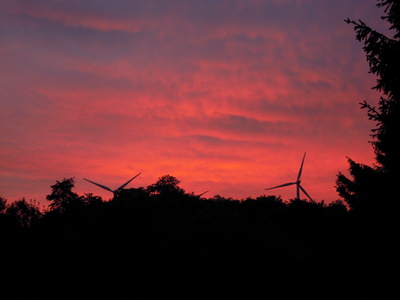 Sonnenuntergang mit Windrädern