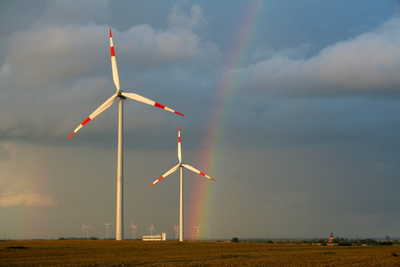 Windkraftanlagen / Räder mit Regenbogen