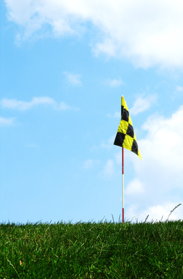 Zielflagge auf dem Golf-Übungsgrün