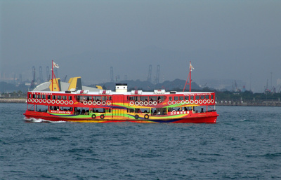 Farbiges Schiff in HongKong