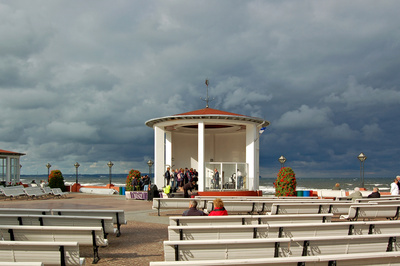 Promenaden-Pavillon in Binz auf Rügen nach dem Regenguss