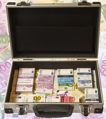 Geldkoffer mit Eurohintergrund