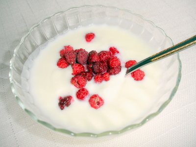 Leichter Genuss: Joghurt mit Waldhimbeeren als Dessert