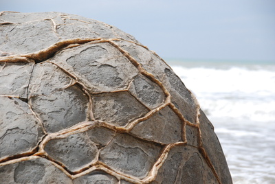 kugelrunde Steine am Strand