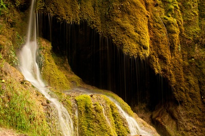 Höhle und Wasserfall in der Vulkaneifel