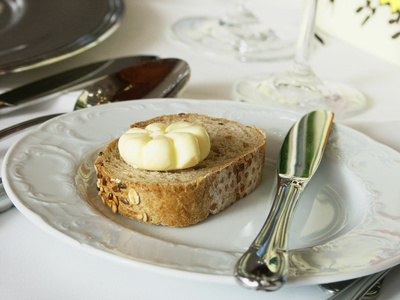 Scheibe Brot mit Butter auf Teller
