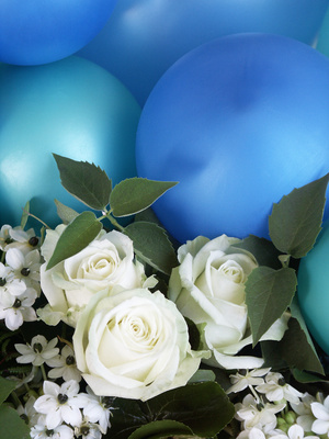 Rosenstrauß mit blauen Luftballons