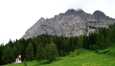 Schiefes Haus am Passo Duran