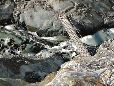 Brücke vom Fels zum Gletscher