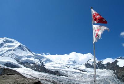 Flatternde Fahnen vor der Hütte