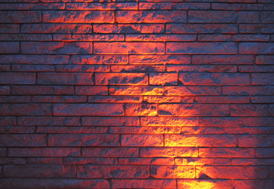 Natursteinmauer mit Effektlicht
