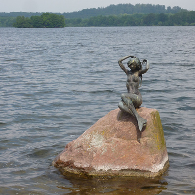 Metalskulptur auf dem See in Malent