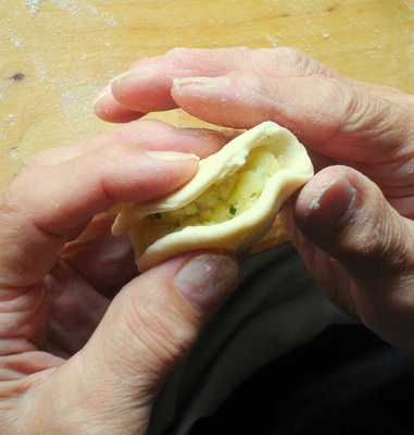 The Making of Osttiroler Schlipfkrapfen: "Pitschen"