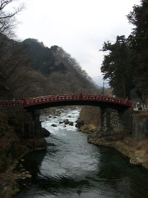 Brücke in Nikko über Fluss (Japan)